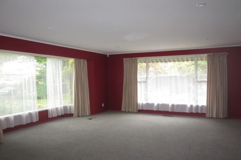 Photo of property in 220 Memorial Avenue, Burnside, Christchurch, 8053