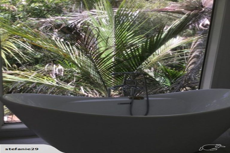 Photo of property in 121 Seaview Road, Piha, New Lynn, 0772