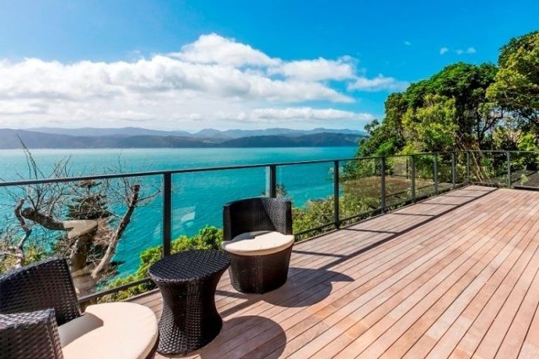 Photo of property in 67 Pretoria Road, Karaka Bays, Wellington, 6022