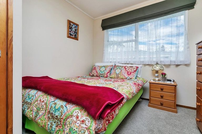 Photo of property in 21 Battle Place, Glenfield, Auckland, 0629