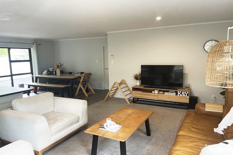 Photo of property in 1/38 Kaipatiki Road, Glenfield, Auckland, 0629