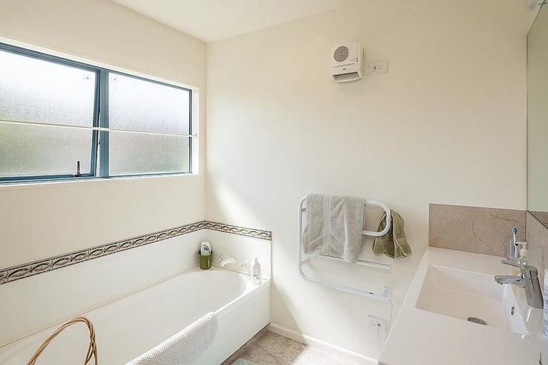 Photo of property in 8 Leigh Place, Paraparaumu Beach, Paraparaumu, 5032