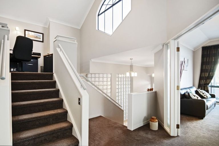 Photo of property in 6 Courtneys, West Harbour, Auckland, 0618