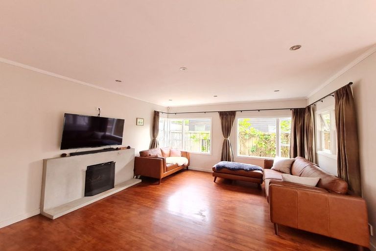 Photo of property in 2/11 Seaview Avenue, Northcote, Auckland, 0627