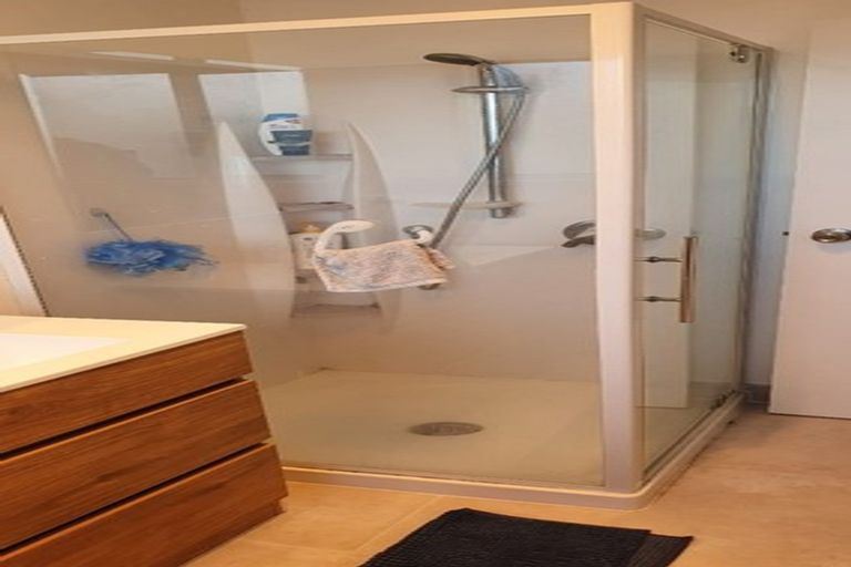 Photo of property in 16 Kemp Road, Massey, Auckland, 0614