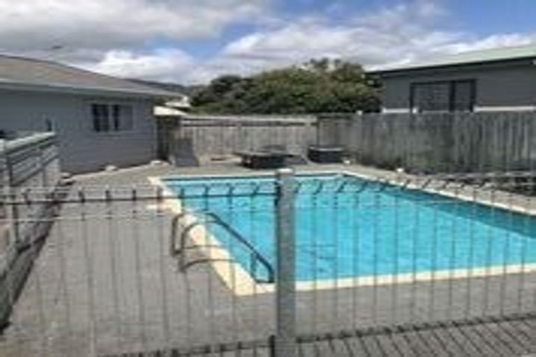 Photo of property in 5 Adrian Grove, Waikanae Beach, Waikanae, 5036