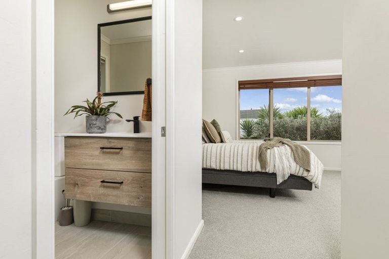 Photo of property in 17 West Hoe Heights, Orewa, 0931