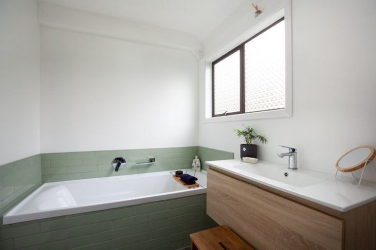 Photo of property in 10 Hood Place, Spotswood, New Plymouth, 4310