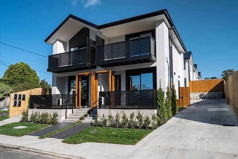 Photo of property in 4/17 Lowtherhurst Road, Massey, Auckland, 0614