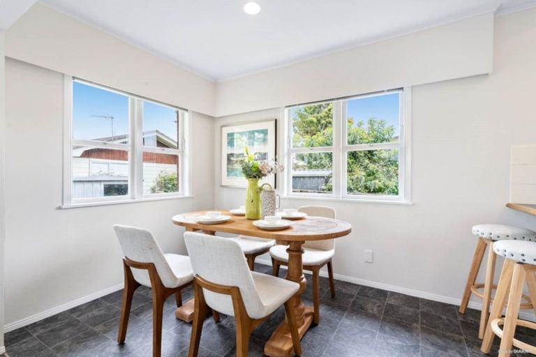 Photo of property in 36 Tupaki Place, Pakuranga Heights, Auckland, 2010