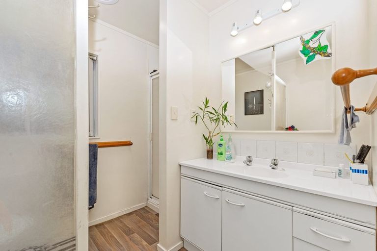 Photo of property in 2/30 Wharf Road, Te Atatu Peninsula, Auckland, 0610