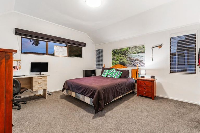 Photo of property in 1/22 Cherub Place, West Harbour, Auckland, 0618