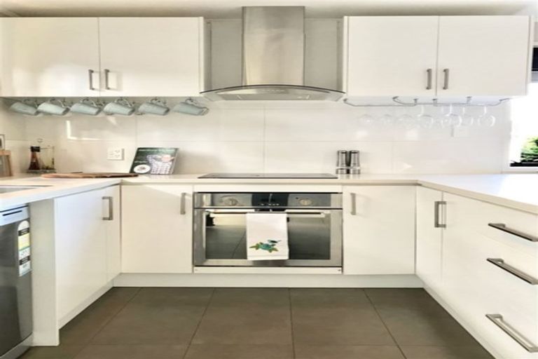 Photo of property in 1/18 Edwin Freeman Place, Ranui, Auckland, 0612