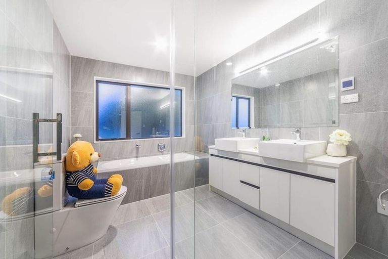 Photo of property in 27a Royal View Road, Te Atatu South, Auckland, 0610