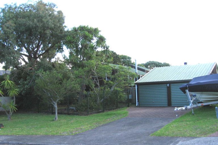 Photo of property in 18 Puawai Place, Northcote, Auckland, 0627