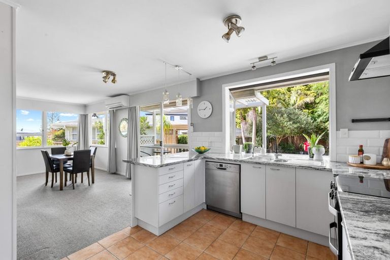 Photo of property in 43 Rewarewa Road, Te Atatu Peninsula, Auckland, 0610