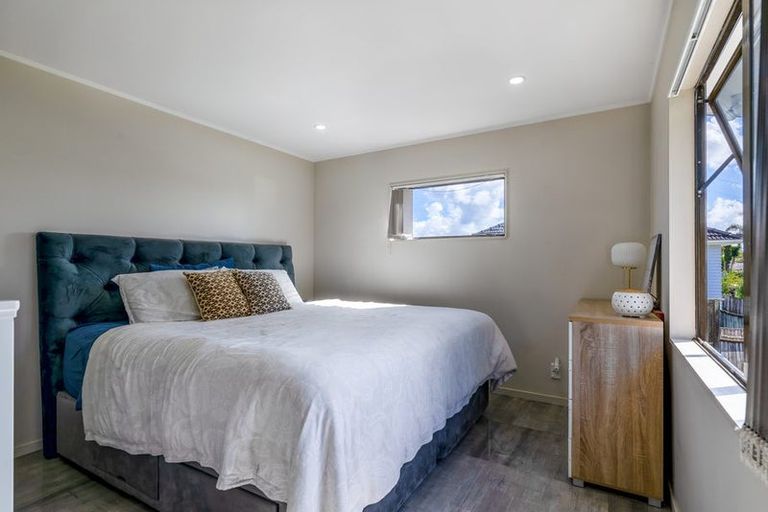 Photo of property in 1/13 Martin Place, Kelston, Auckland, 0602