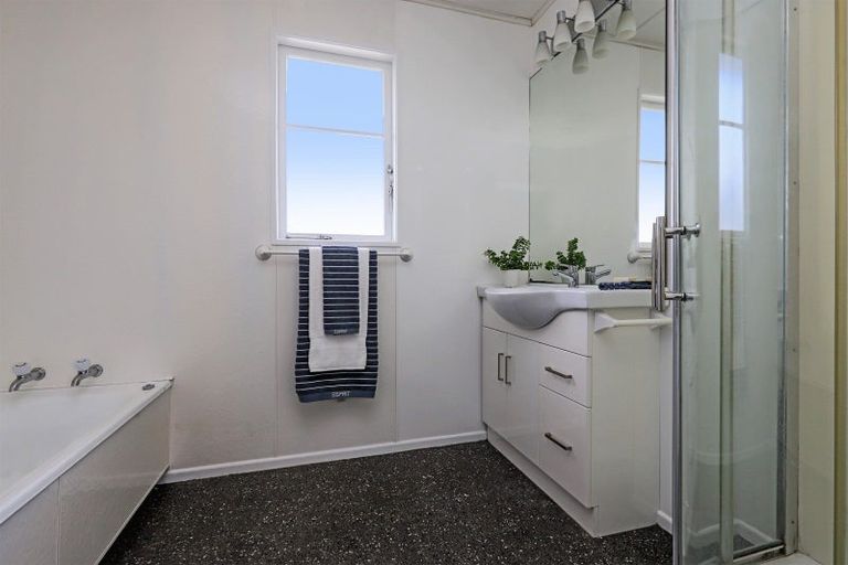 Photo of property in 24 Magdalen Crescent, Pirimai, Napier, 4112