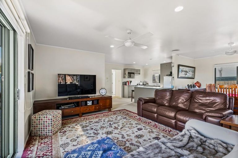 Photo of property in 11 Killygordon Place, Massey, Auckland, 0614