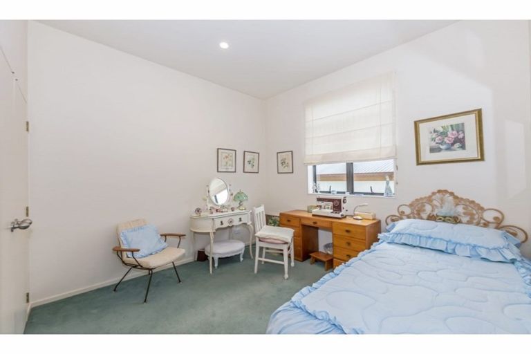 Photo of property in 3/12 Herons Way, Northcote, Auckland, 0627