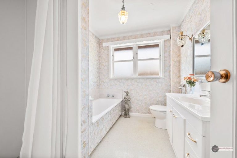 Photo of property in 15 Harewood Grove, Pinehaven, Upper Hutt, 5019