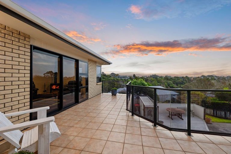 Photo of property in 10 Larsen Place, Merrilands, New Plymouth, 4312