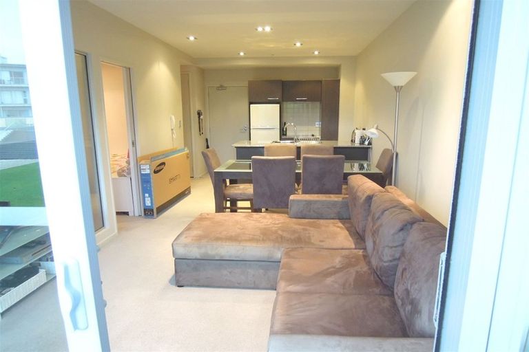 Photo of property in Shoal Haven Apartments, 207a/130 Anzac Street, Takapuna, Auckland, 0622