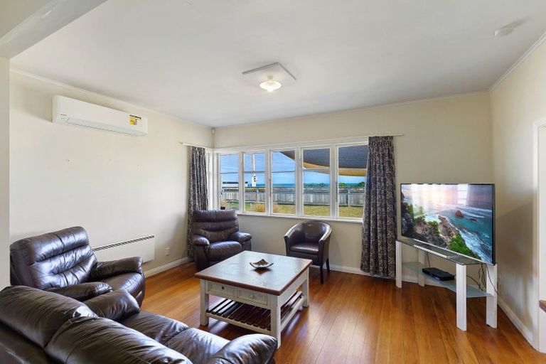 Photo of property in 38 Marine Parade, Otaki Beach, Otaki, 5512
