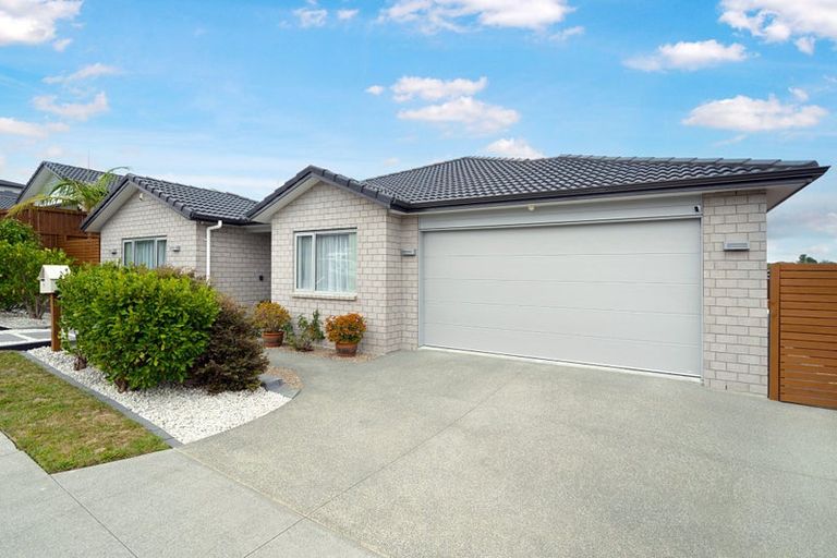 Photo of property in 16 Tararua Street, Massey, Auckland, 0614