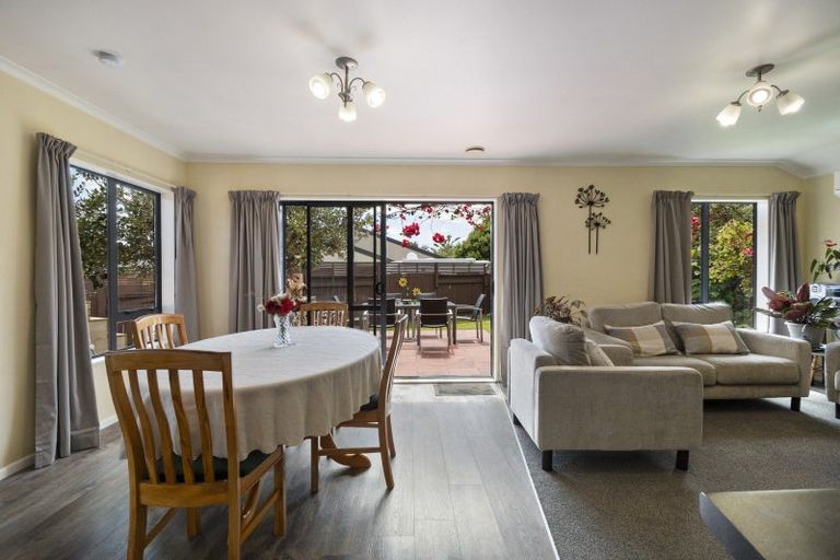 Photo of property in 8 Sunshine Place, Kelvin Grove, Palmerston North, 4414