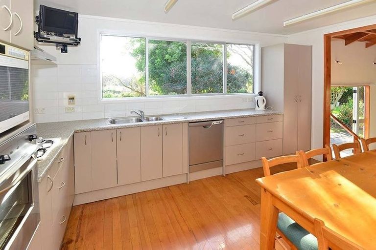 Photo of property in 3265 South Head Road, South Head, Helensville, 0874