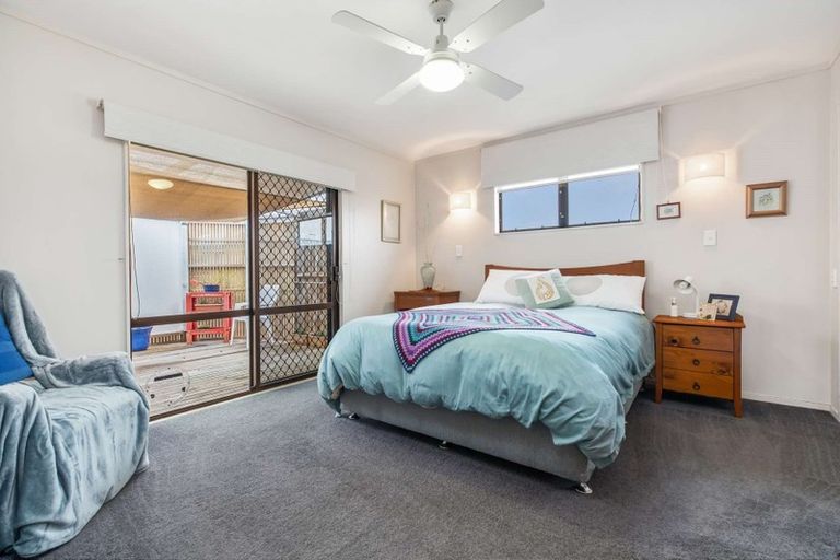 Photo of property in 46 Edgewater Parade, Waiuku, 2123