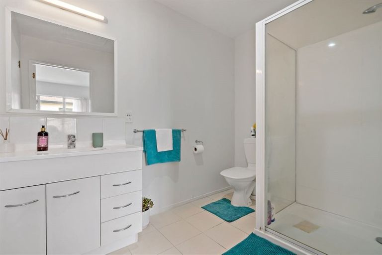 Photo of property in Lakeview Terrace, 5/14 Ambrico Place, New Lynn, Auckland, 0600