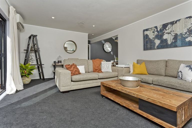 Photo of property in 22 Yule Place, Massey, Auckland, 0614