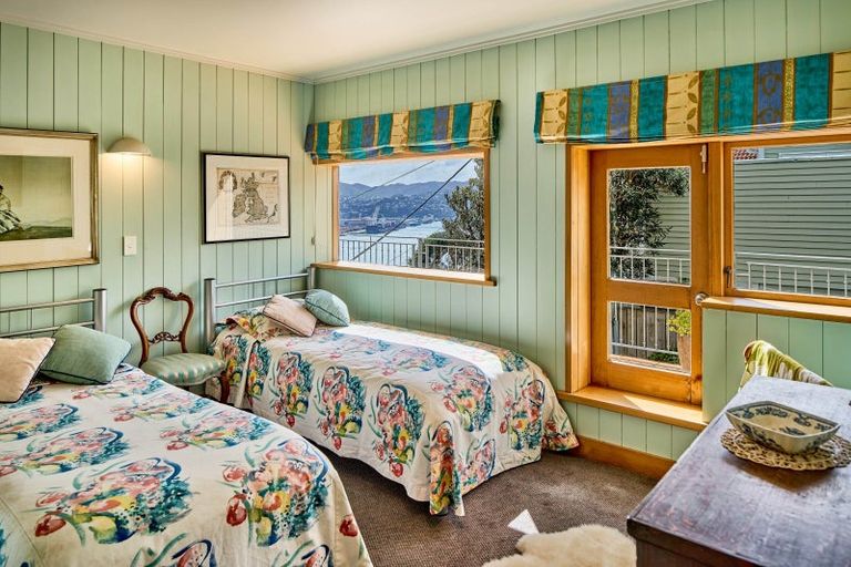 Photo of property in 76 The Crescent, Roseneath, Wellington, 6011