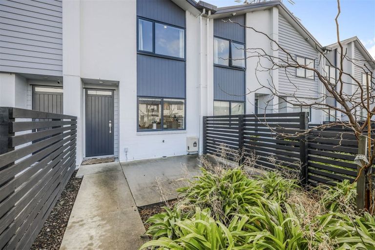 Photo of property in 28a Biplane Street, Takanini, 2112