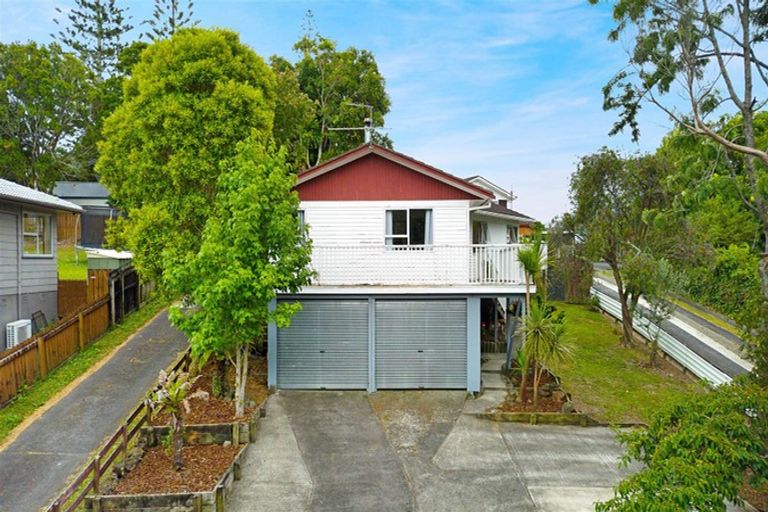 Photo of property in 11 Temuri Place, Glendene, Auckland, 0602