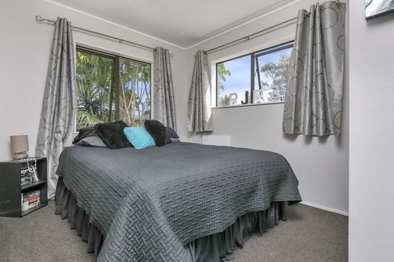 Photo of property in 24 Claverdon Drive, Massey, Auckland, 0614