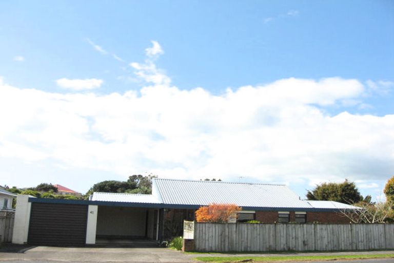 Photo of property in 41 Waiwaka Terrace, Strandon, New Plymouth, 4312