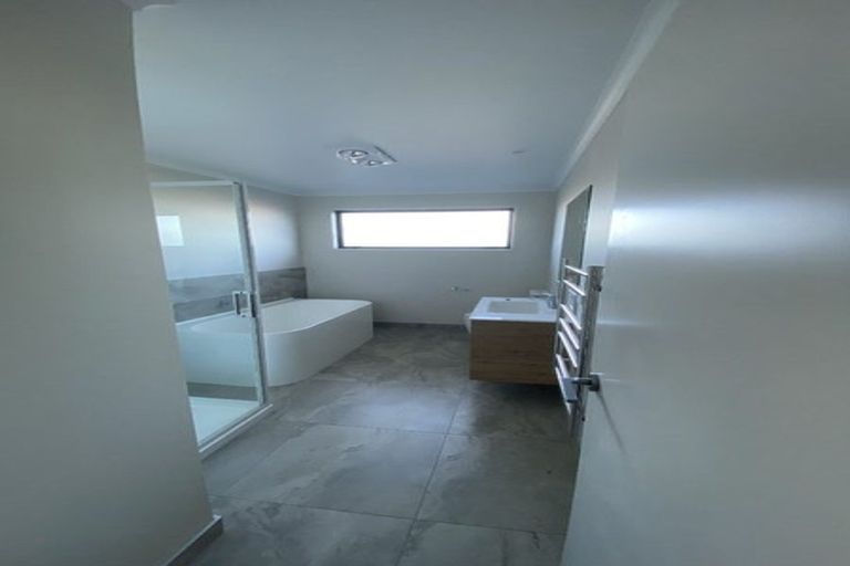 Photo of property in 30 Hammick Crescent, Pyes Pa, 3112