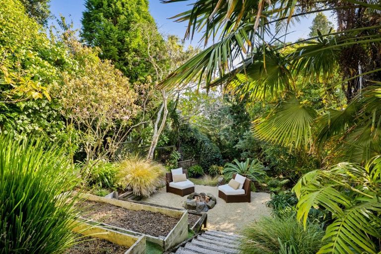 Photo of property in 18 Ridge Lane, New Plymouth, 4310