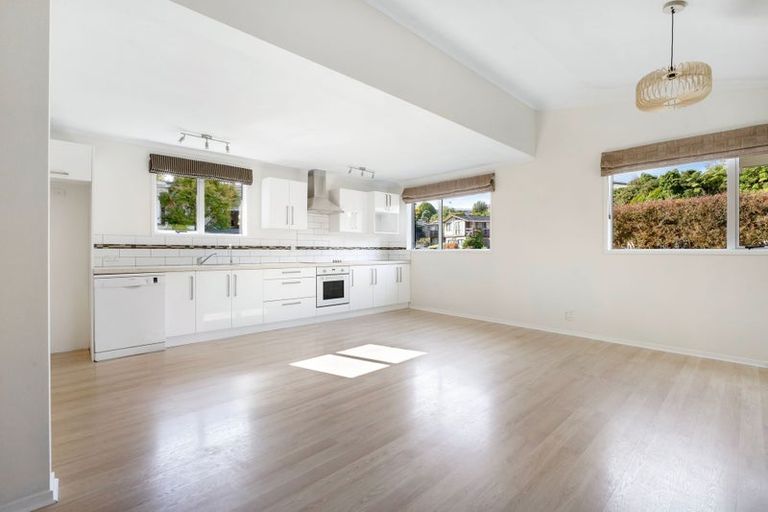 Photo of property in 9 Ambury Place, Merrilands, New Plymouth, 4312