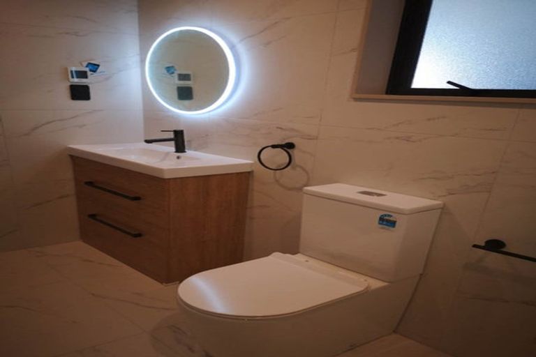 Photo of property in 44a Glen Vista Place, Bayview, Auckland, 0629