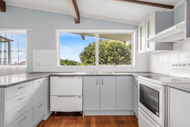 Photo of property in 28 Eyre Street, Henderson, Auckland, 0612