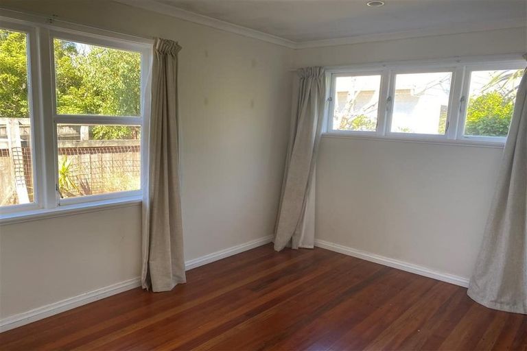 Photo of property in 19 Pinkerton Grove, Newlands, Wellington, 6037