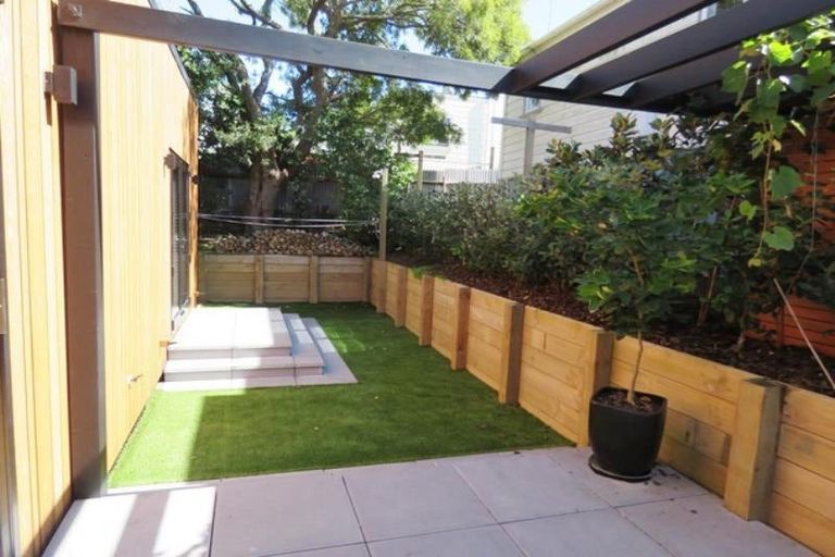 Photo of property in 2 Ebrington Place, Strandon, New Plymouth, 4312