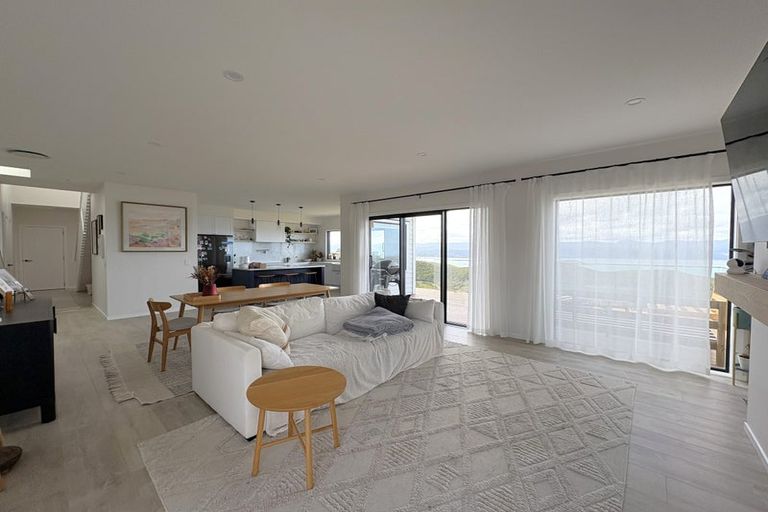 Photo of property in 37 Boeing Way, Newlands, Wellington, 6037