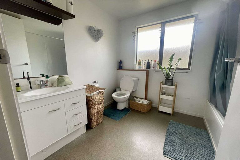 Photo of property in 9a Taioma Crescent, Te Atatu Peninsula, Auckland, 0610