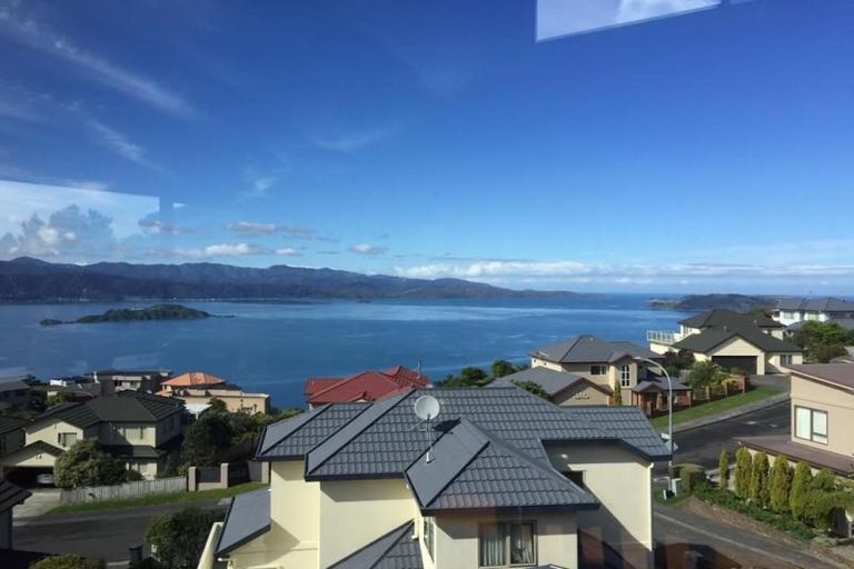 Photo of property in 41 Dress Circle, Newlands, Wellington, 6037