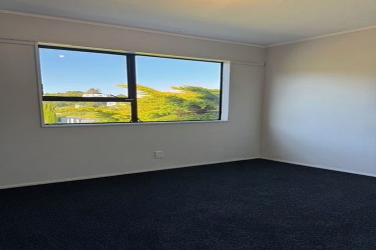 Photo of property in 26b Cheltenham Terrace, Newlands, Wellington, 6037